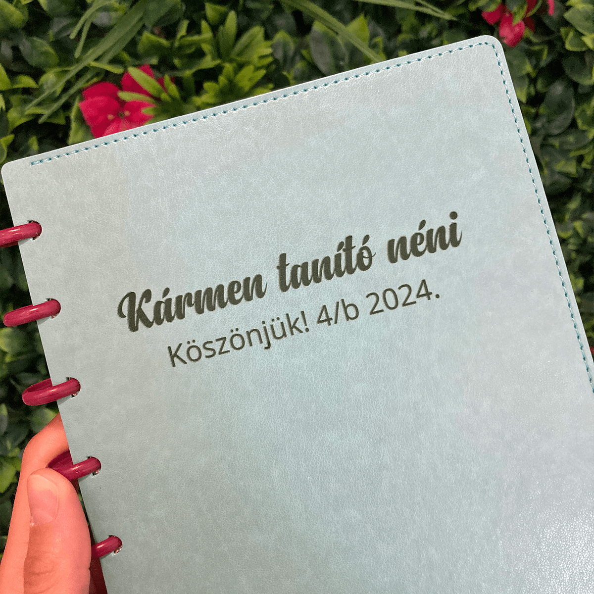 Gravírozás 25 egyedi gravir fuzet korongos borito csaladinaptar.hu webshop pedagogus ajandek