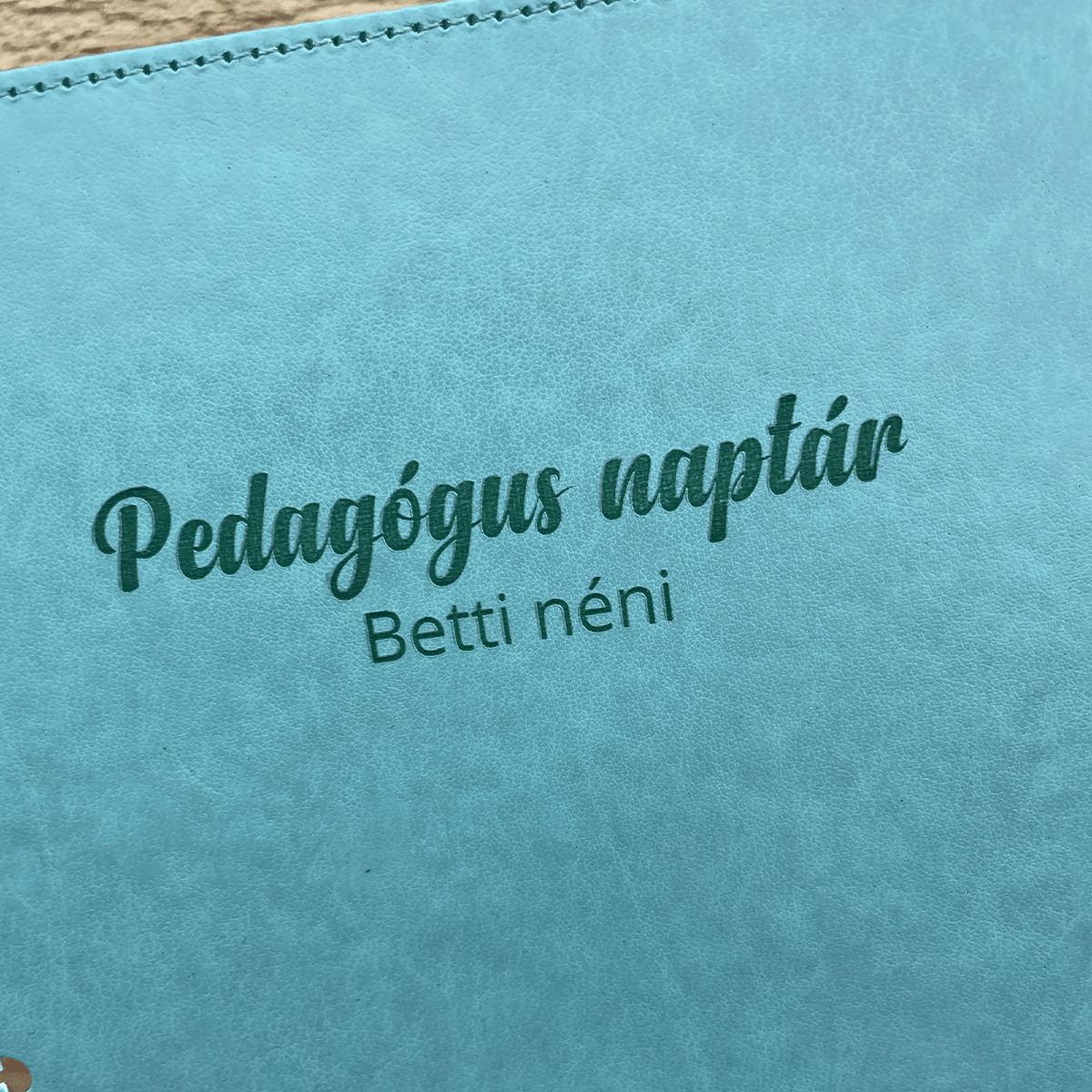 Gravírozás 24 egyedi gravir fuzet korongos borito csaladinaptar.hu webshop pedagogusnaplo