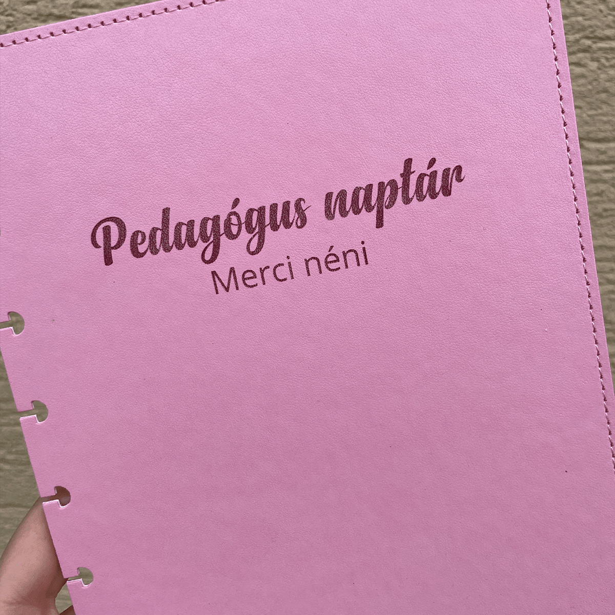 Gravírozás 23 egyedi gravir fuzet korongos borito csaladinaptar.hu webshop pedagogusnaptar szemelyes